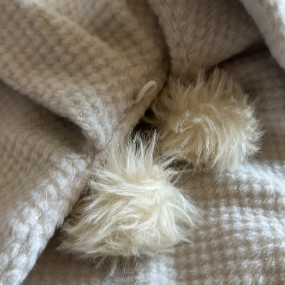 Lu Luvia off white coat with fur - Picture 2 of 6